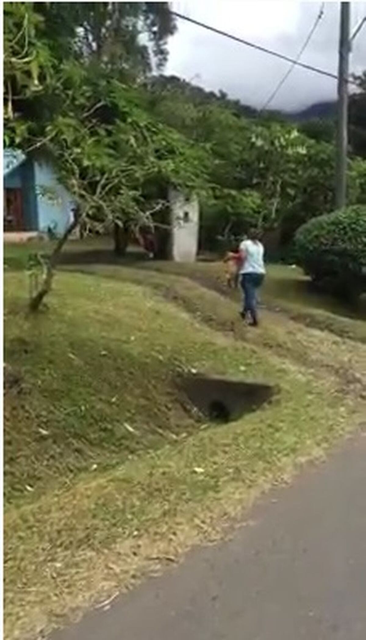 '¿De quién es esta niña?'...Rescatan a otra bebé sentada en la carretera | Video
