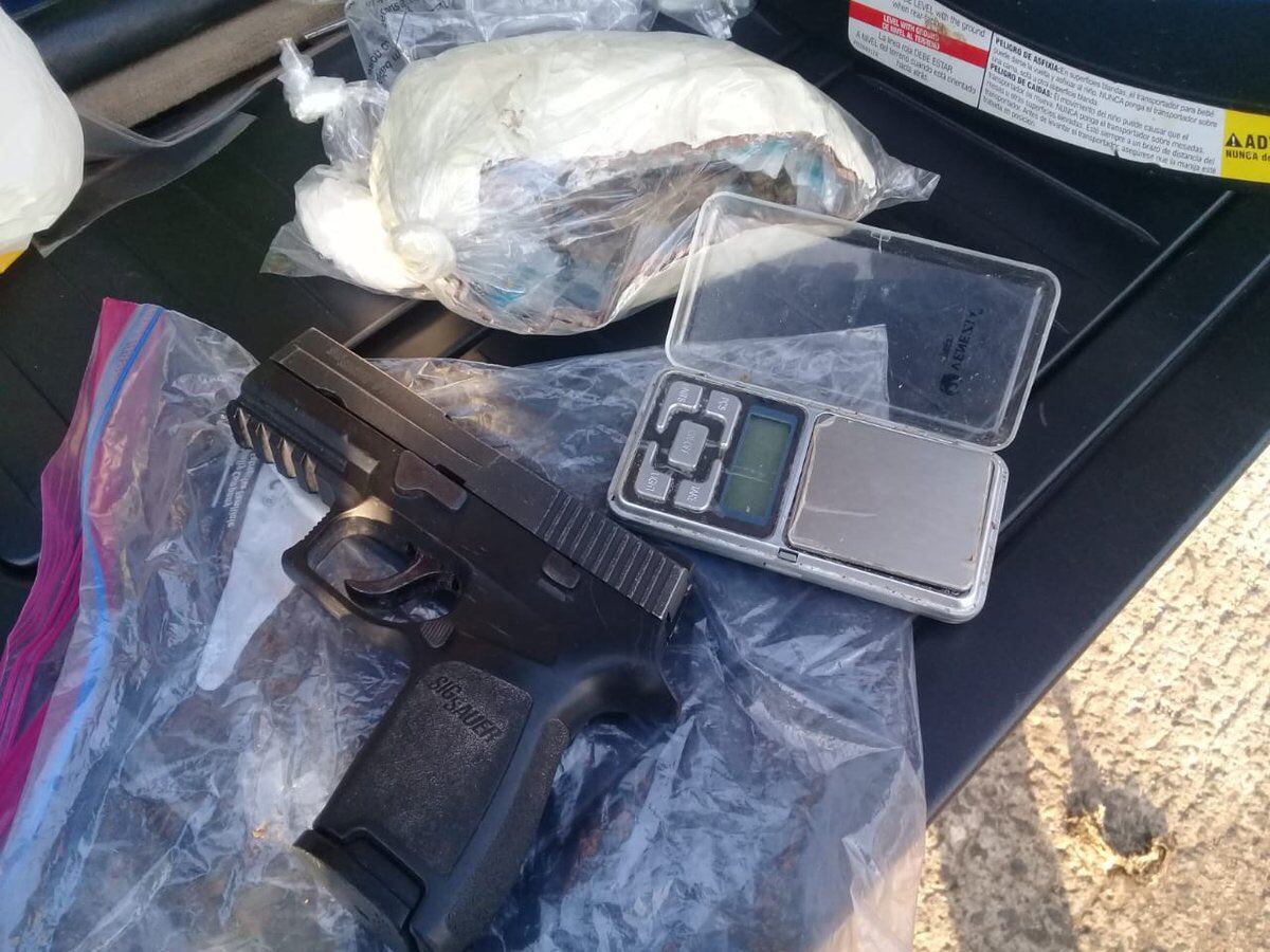 Sorprenden a pareja en un BMW con hierba y arma en silla de bebé. Los capturan