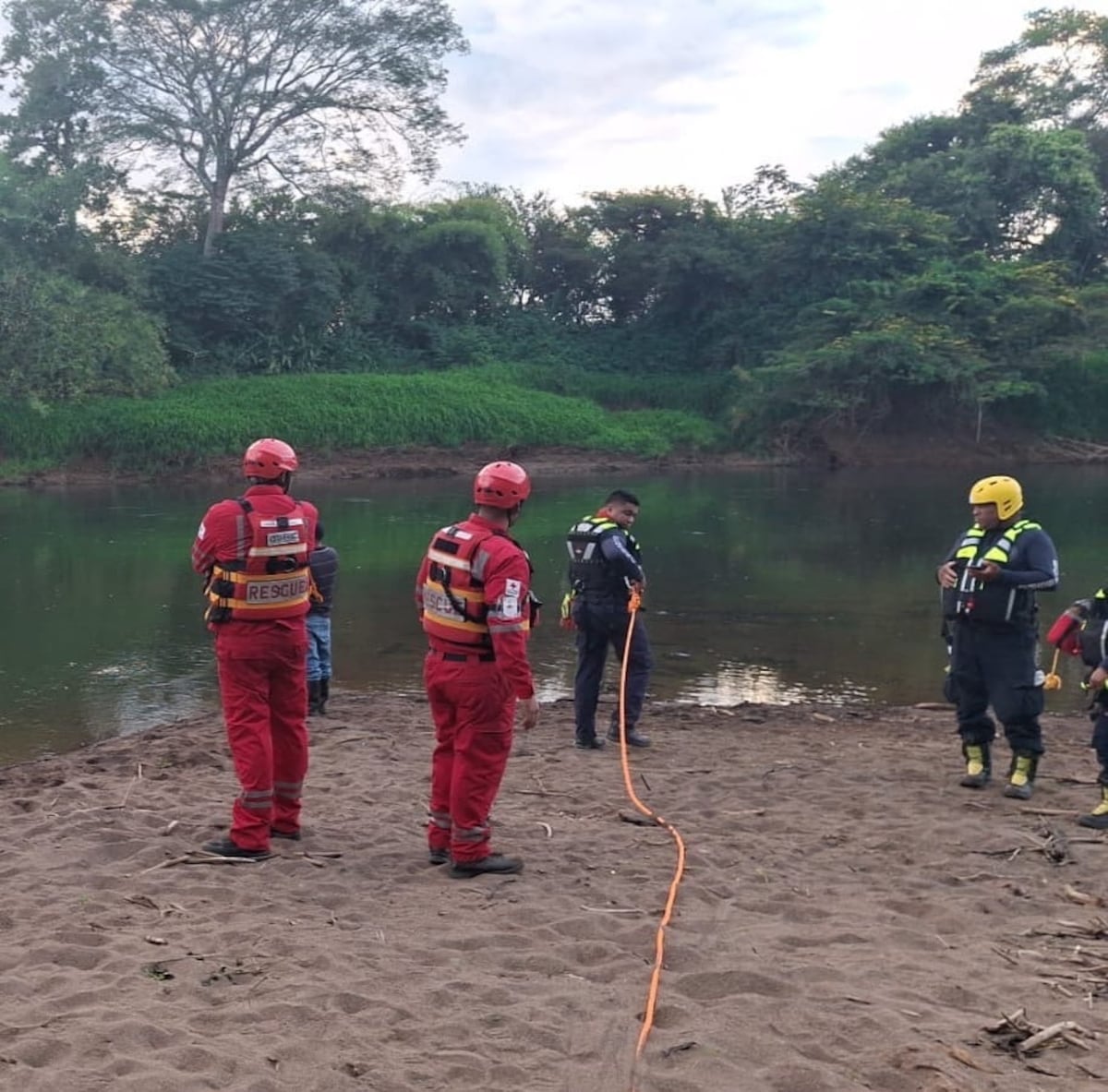 Bomberos recorren el río Santa María en busca de menor desaparecida de 13 años