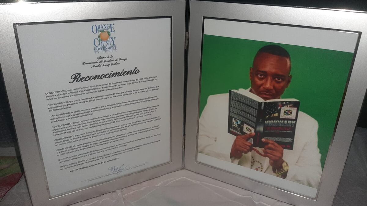 Exclusiva.Comisionada otorga reconocimiento en Florida a rapero panameño tras 29 años de injusta prisión. Video