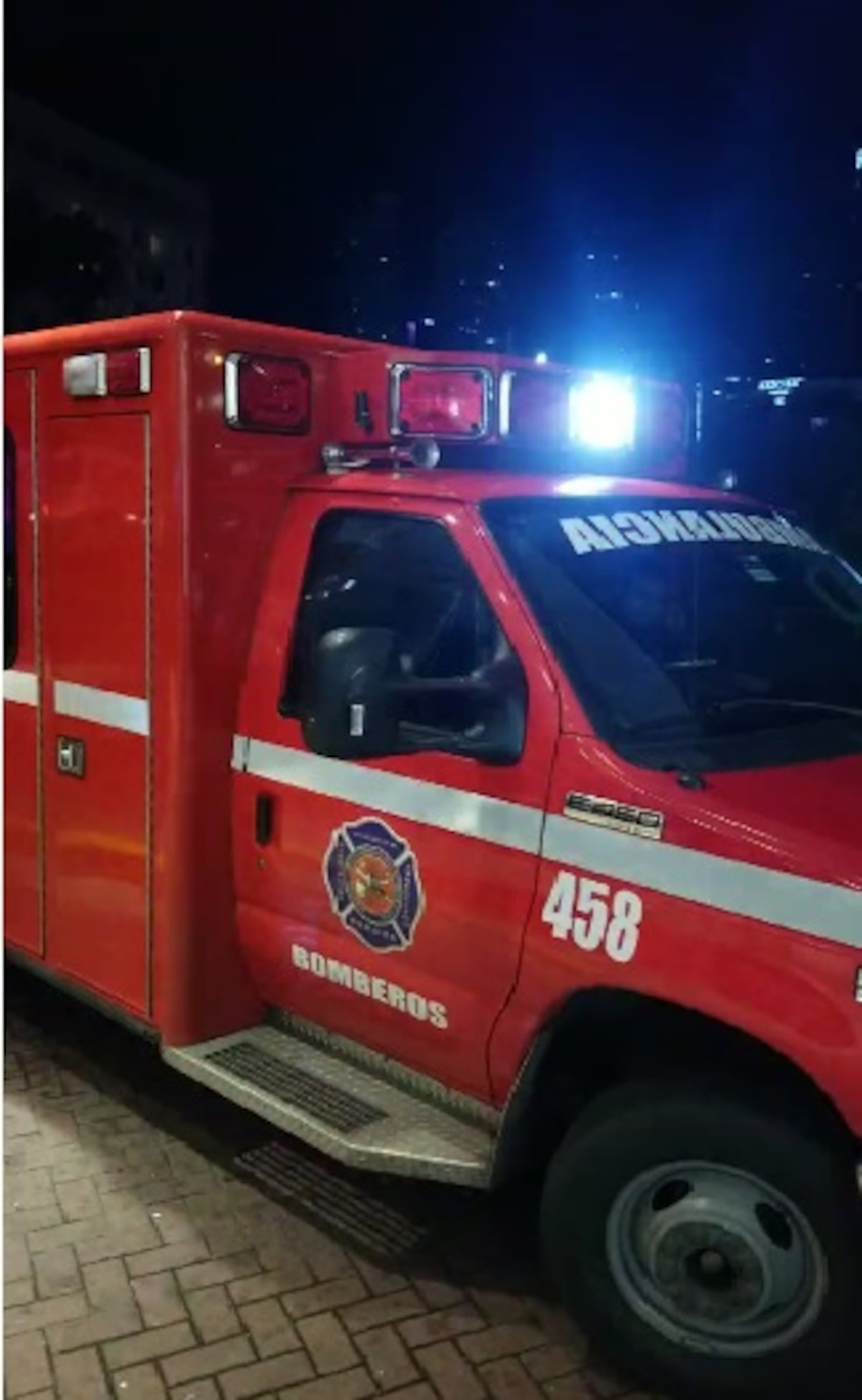Bomberos atienden emergencia en Cinépolis. Desalojan, pero muchos se quedaron a filmar.Video