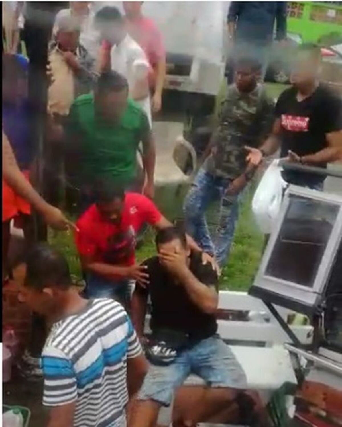 Le parte pierna a comerciante. Bus choca contra quioscos en Portobelo