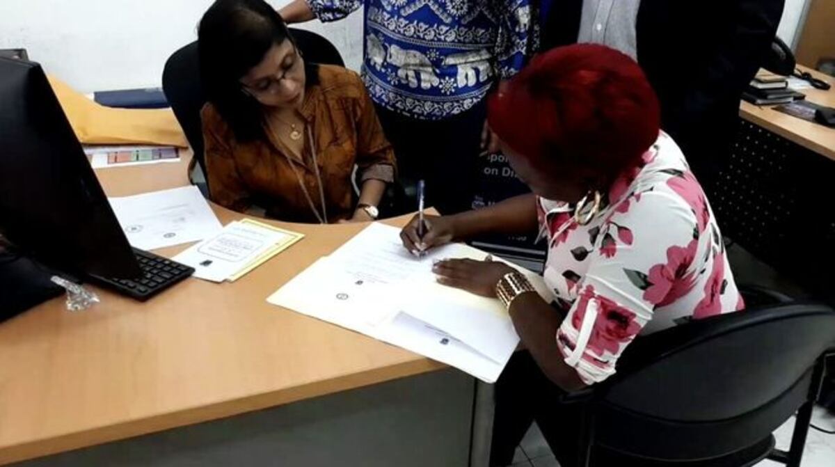 ¡Ya tiene trabajo! Contratan a mamá que corrigió a su hijo en el saqueo