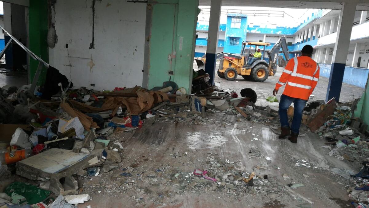 Operativo de limpieza en Escuela República de Venezuela