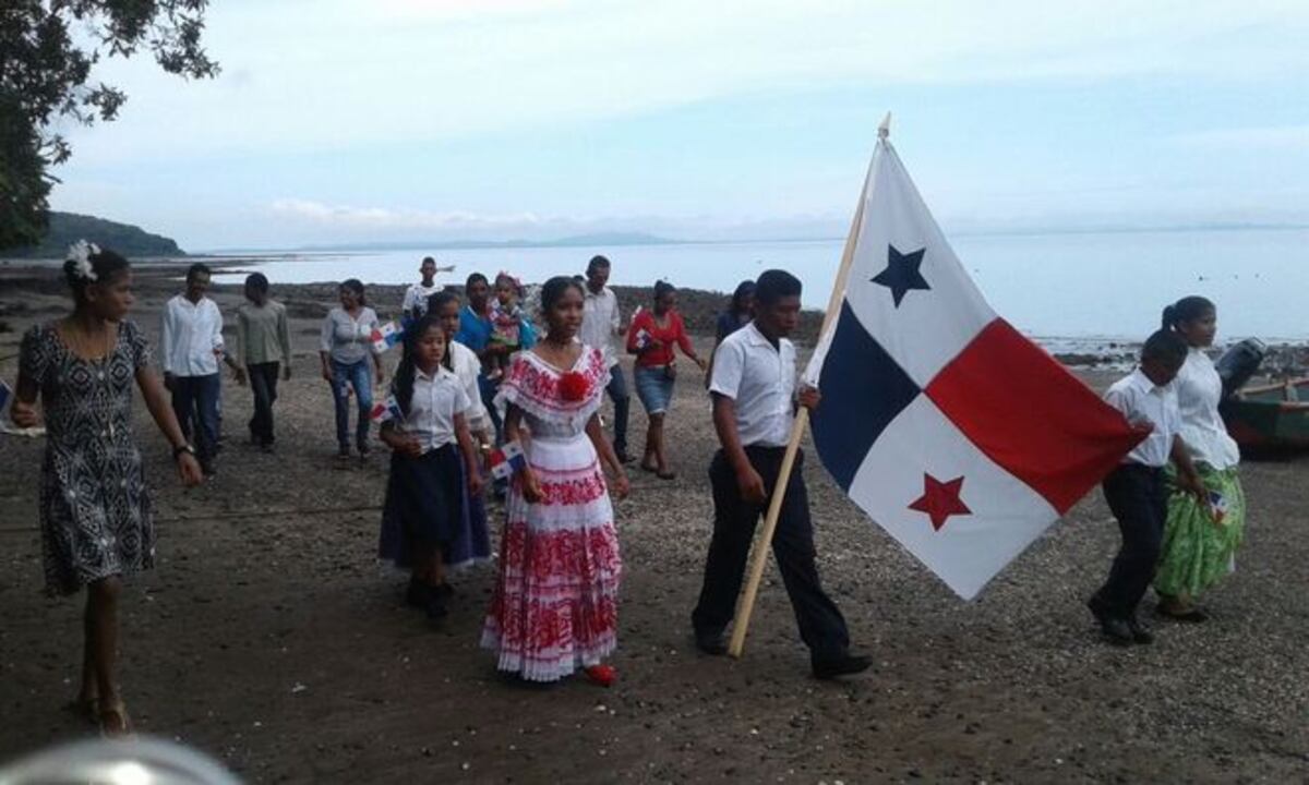 CON LLUVIA Y LODO.  Por poco quedan enterrados en medio del desfile