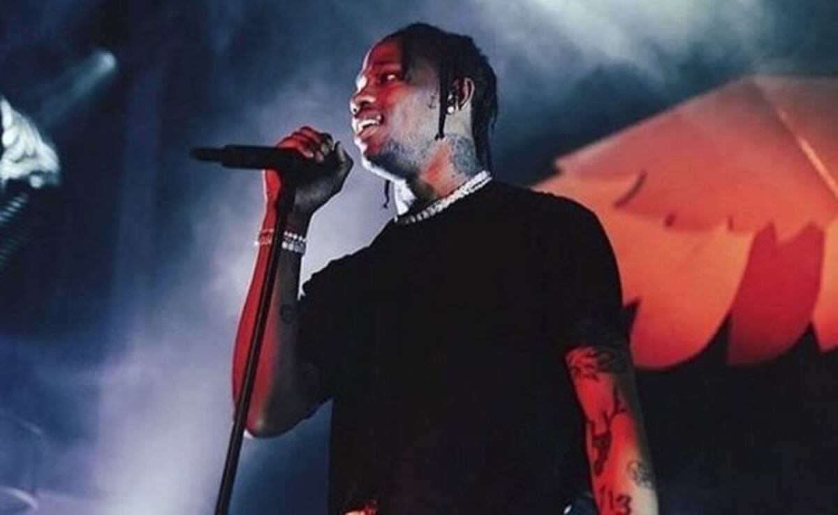 Travis Scott grita que ama a Kylie Jenner durante concierto