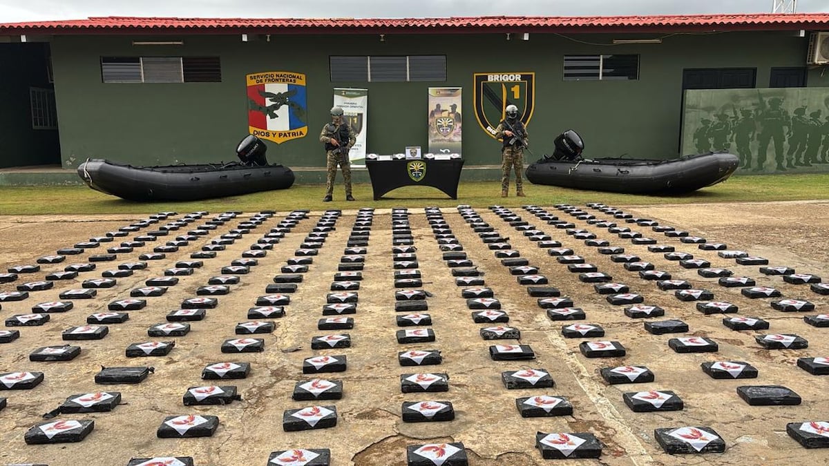 VIDEOS | ¡Los pillaron en el agua! Hallan 324 paquetes ocultos en doble fondo de una lancha en Darién