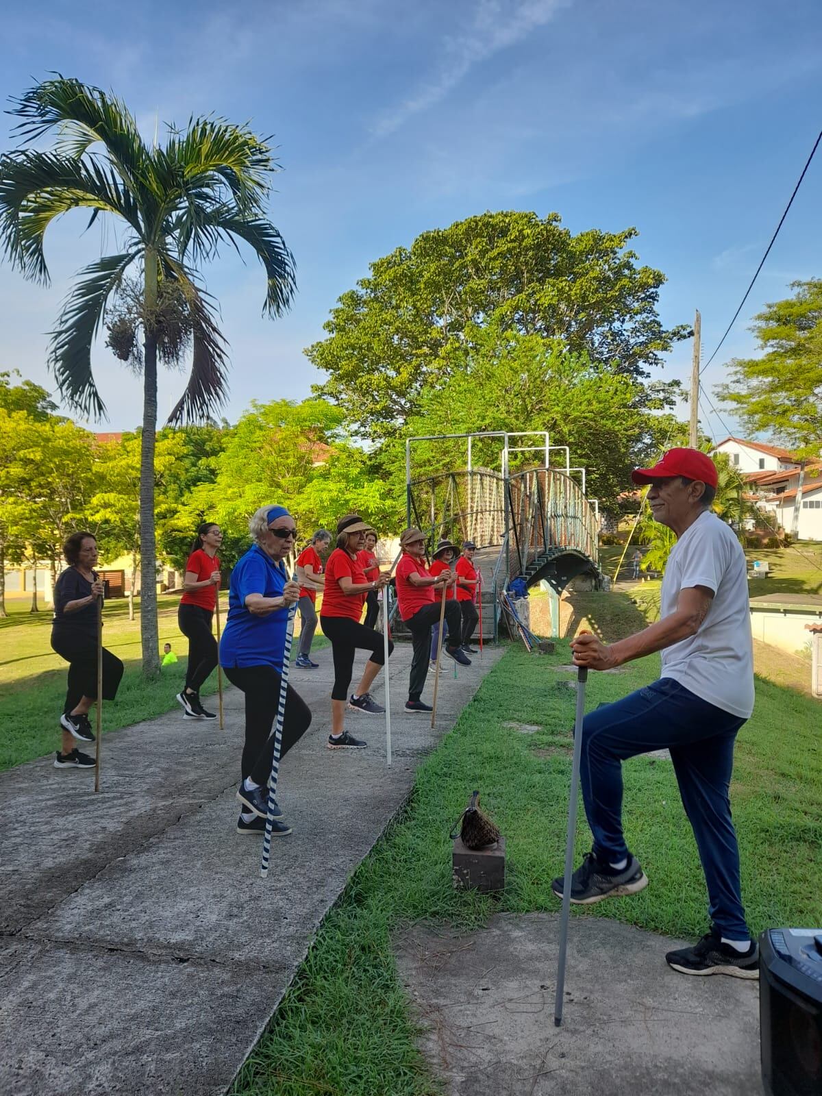Adultos mayores se entrenan, se ejercitan y se divierten en el Parque Omar