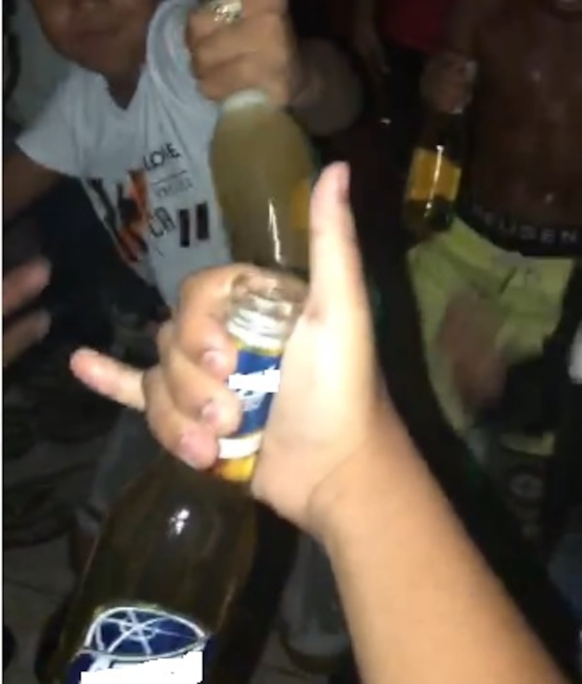 Video viral de niños con botellas de cerveza en mano, bailando plena, causa revuelo. Autoridades investigan