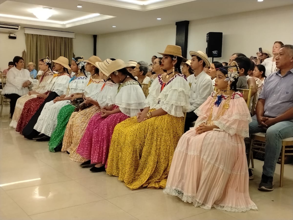 Exhiben polleras centenarias para resaltar la identidad cultural de Veraguas