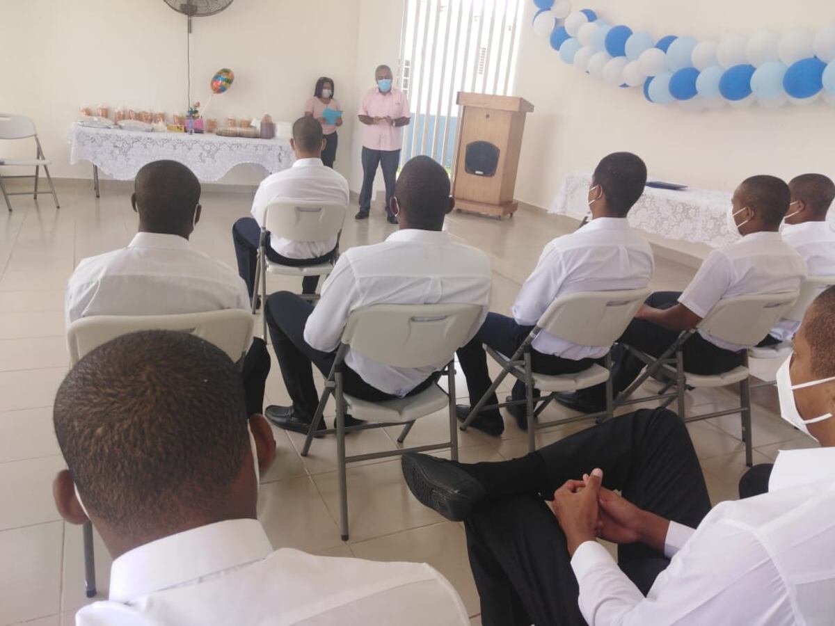 Jóvenes logran obtener sus certificados escolares