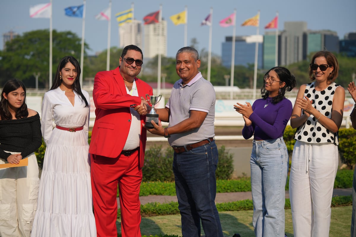 Silver Wood galopa hacia la victoria en el Hipódromo Presidente Remón