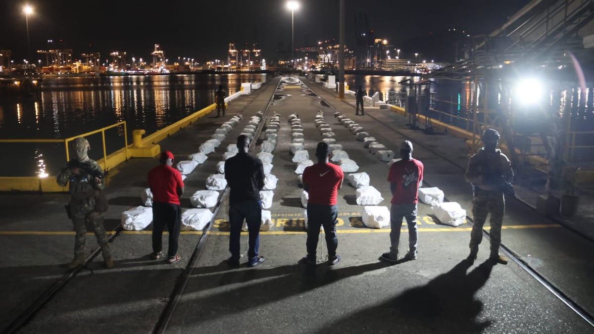 Operación en Isla San José destapa lancha modificada con 1,424 paquetes ocultos de presunta droga