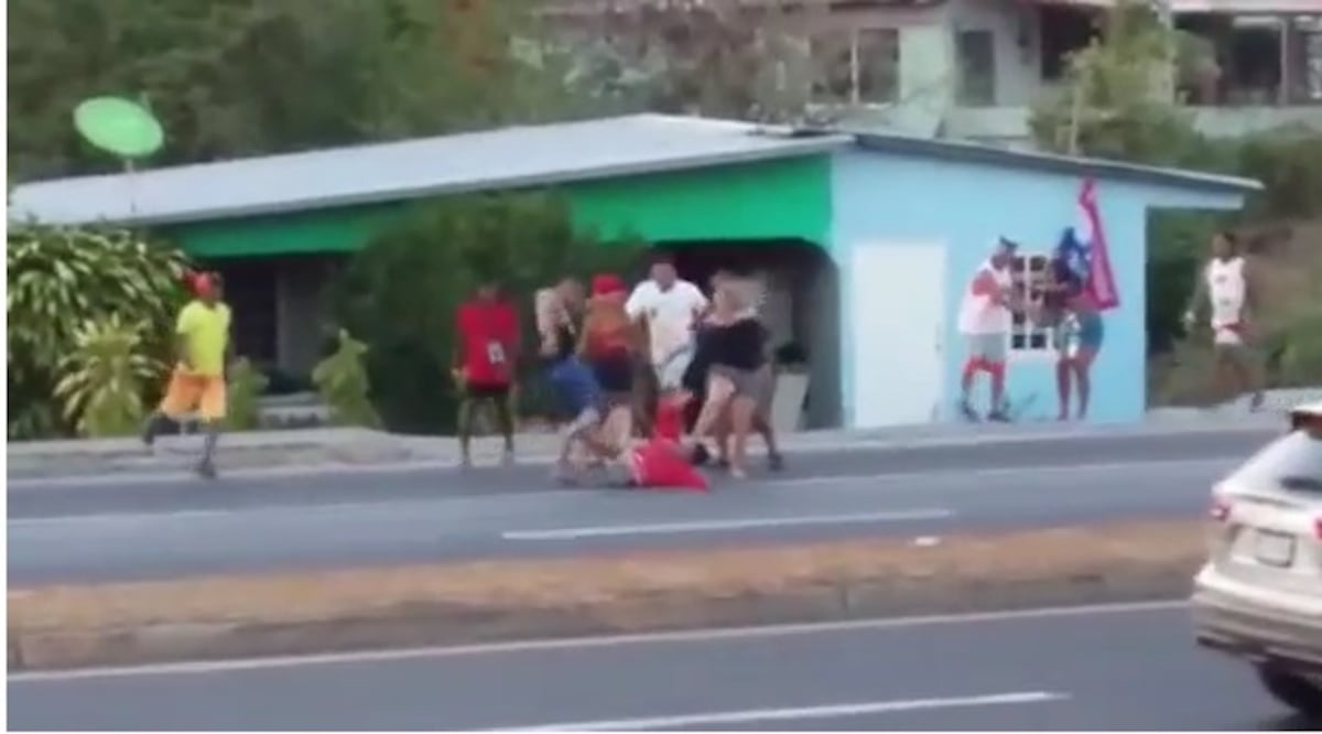 Mujer tira patadas y hombre le mete puñete en la vía.Policía lanza gas pimienta