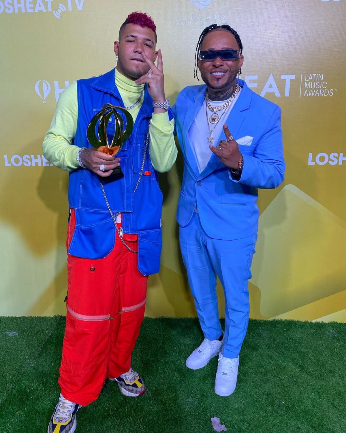 ‘Bien que lo... Todo lo que está pasando se lo pedí a Dios’. El Boza gana premio como Artista Revelación del Año. Video