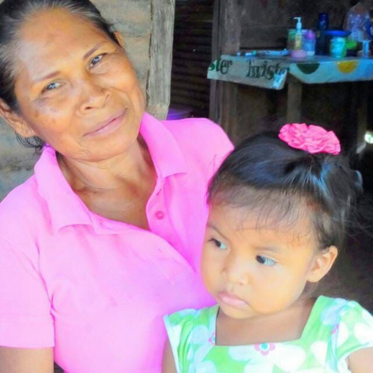 En medio del dolor, familiares despiden a abuela y nieta arrolladas por un bus