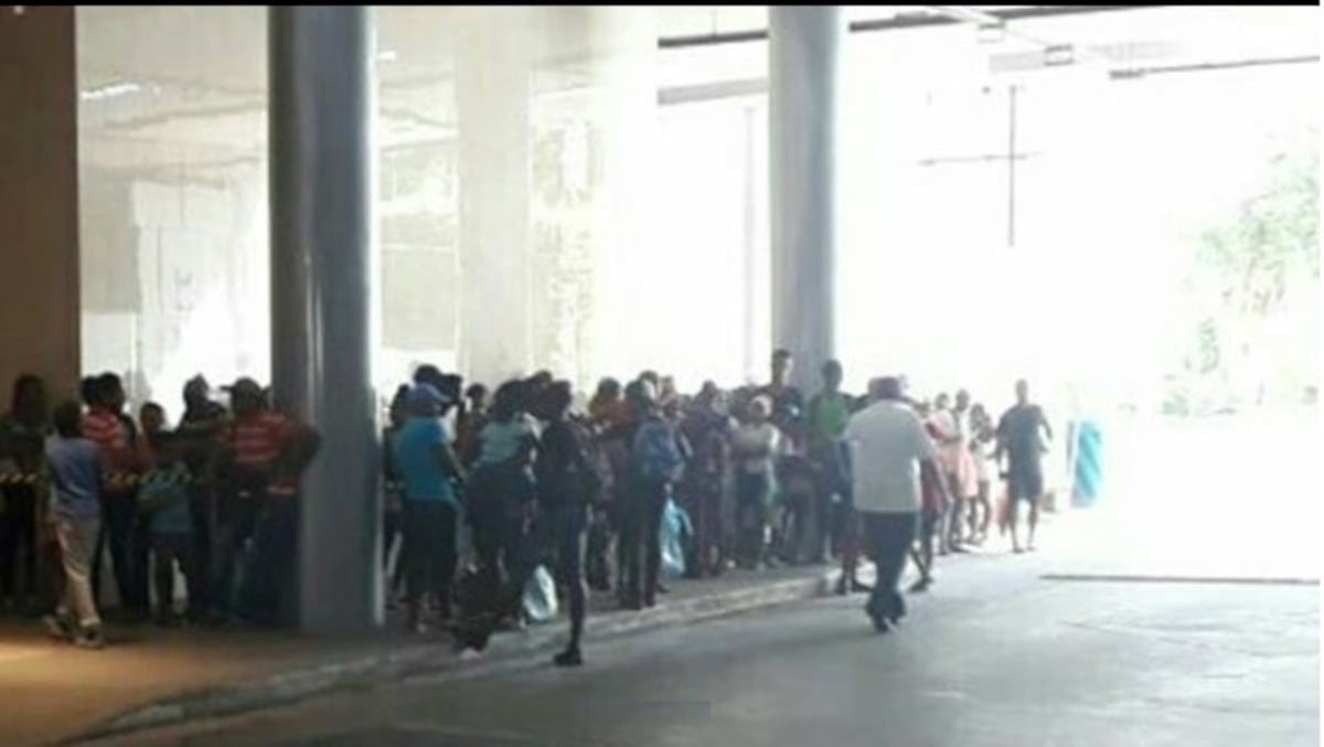 Multitud acude a Multiplaza en busca de zapatillas que regalaría el 'presi'