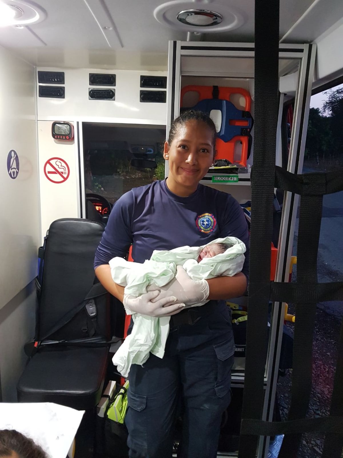 ¡Tremenda experiencia! Bomberos veragüenses atienden parto en ambulancia