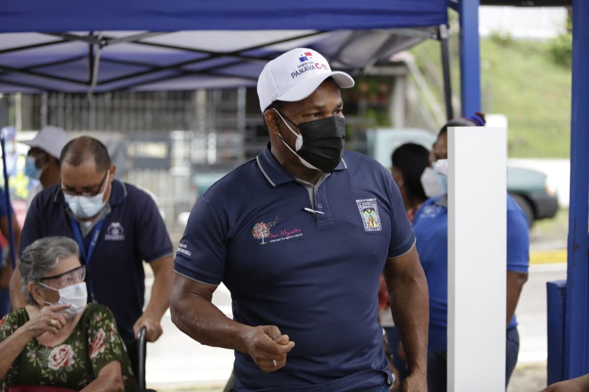 Primera dosis. Alcalde Héctor Valdés Carrasquilla se vacuna