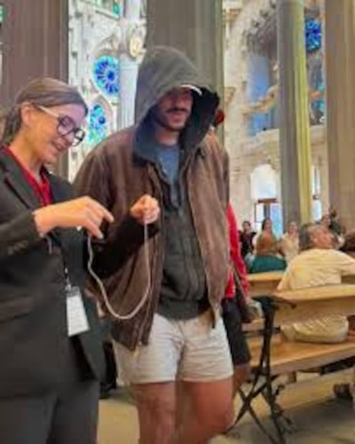 Bad Bunny visita La Sagrada Familia y arma revuelo por su ‘look’