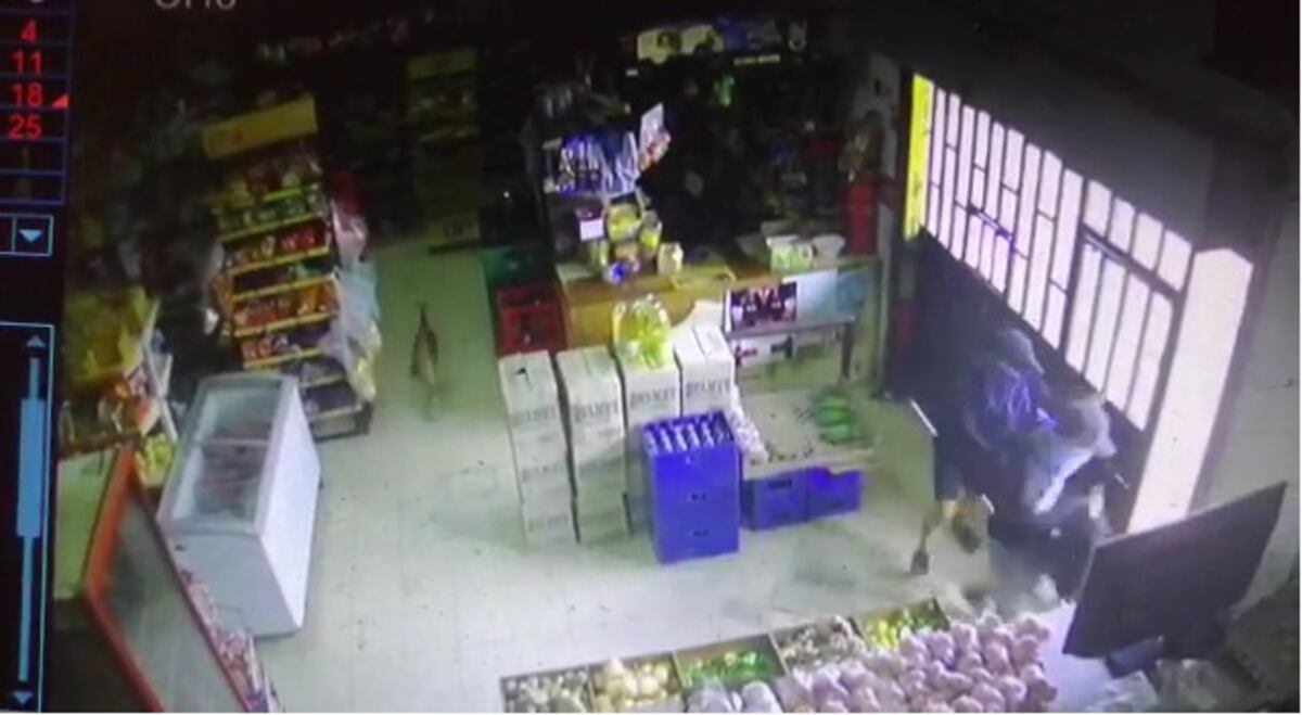 Video. Captan a tres sujetos asaltando a una tienda en Las Garzas con arma en mano 