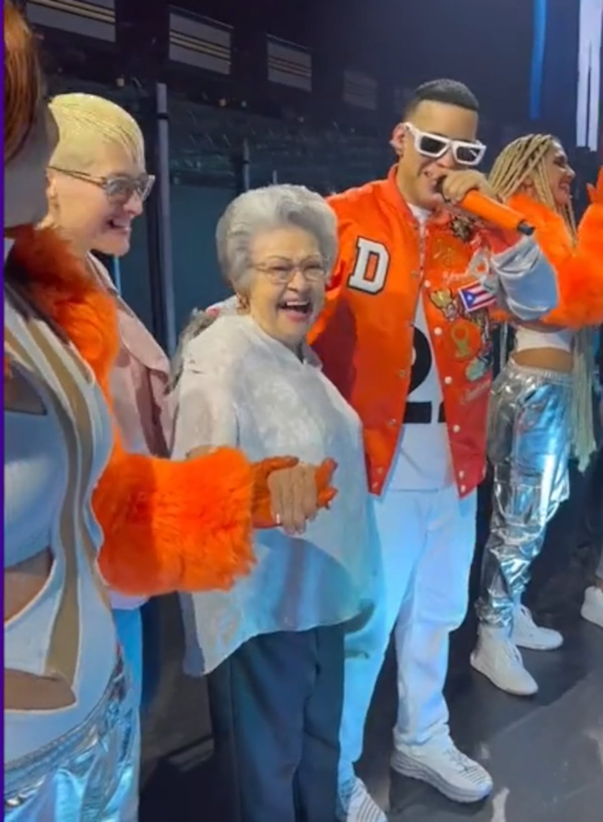 Qué nivel. Abuelita ‘perrea’ en tarima junto a Daddy Yankee | Video