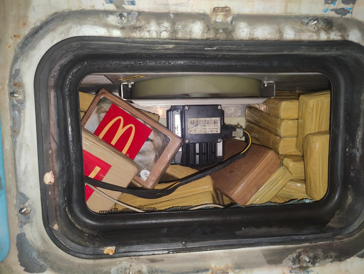 Iban ‘limpios’ rumbo a Europa… pero escondían 80 paquetes de droga con sello que no cuadraba