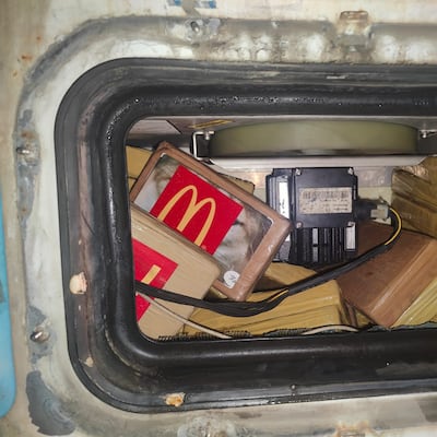 Iban ‘limpios’ rumbo a Europa… pero escondían 80 paquetes de droga con sello que no cuadraba