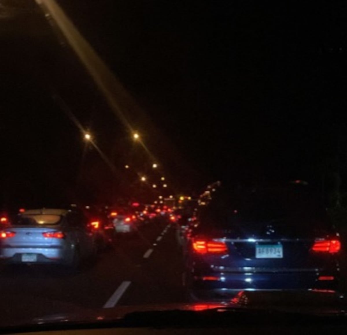 Tragedia en la vía. Le atropellan en la autopista y varios autos le pasan por encima