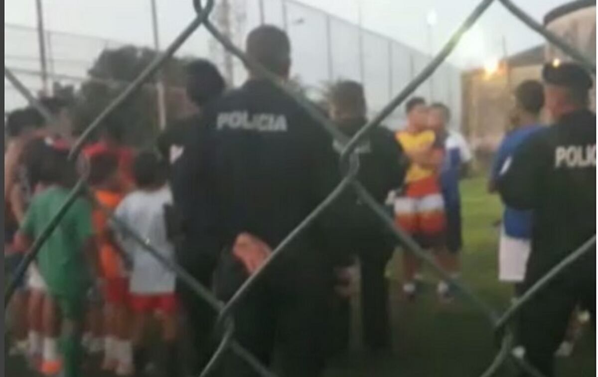 ¡GUERRA DE PODER!Alcalde Cumberbatch le llama la atención a policías por canchas