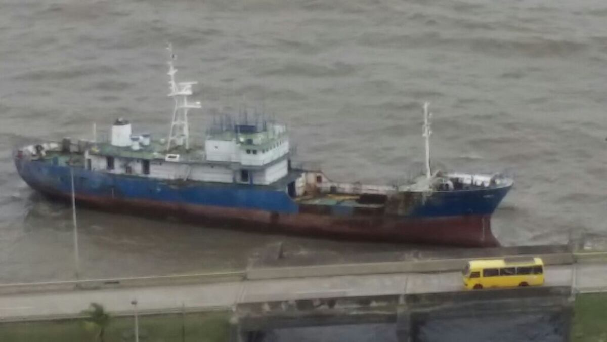 BUQUE CHOCA CONTRA MURO. Acceso al Corredor Sur por Vía Israel está cerrado