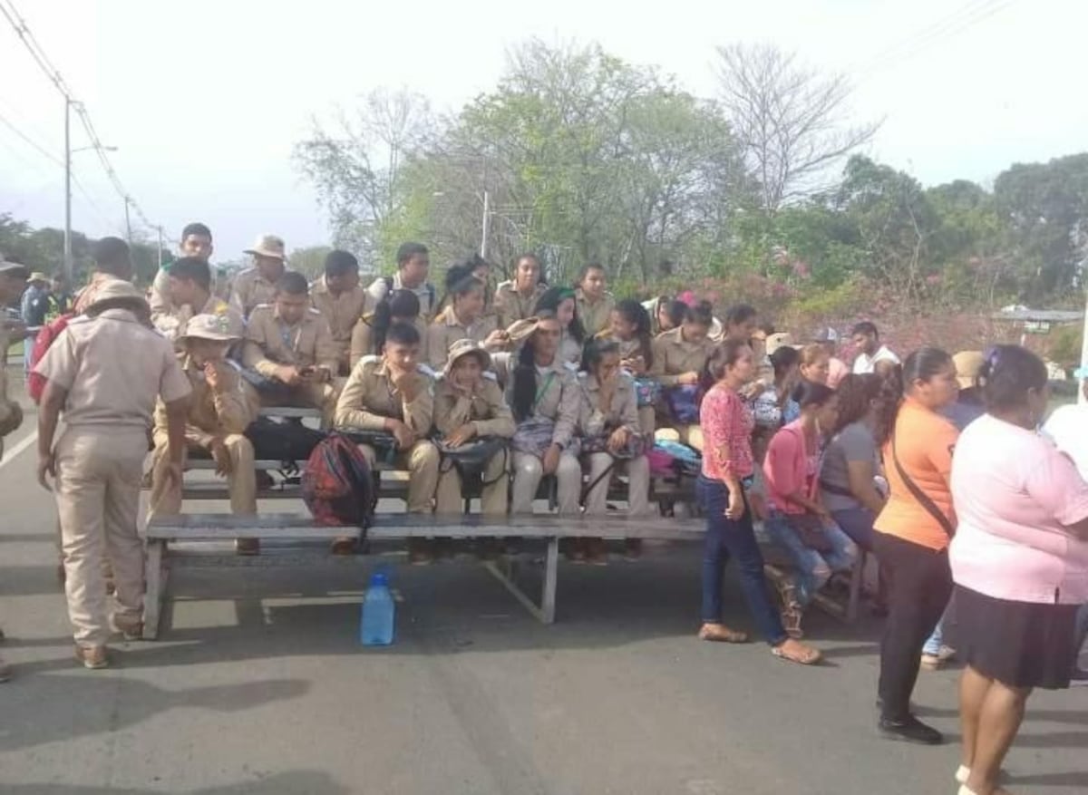 Estudiantes cierran Panamericana en Agua Fría, Darién