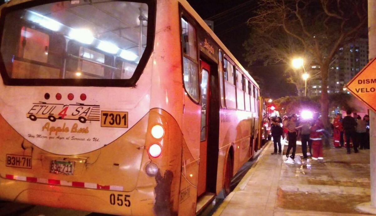 ¡MALVADO! Hombre obsesionado quema a joven universitaria en un bus