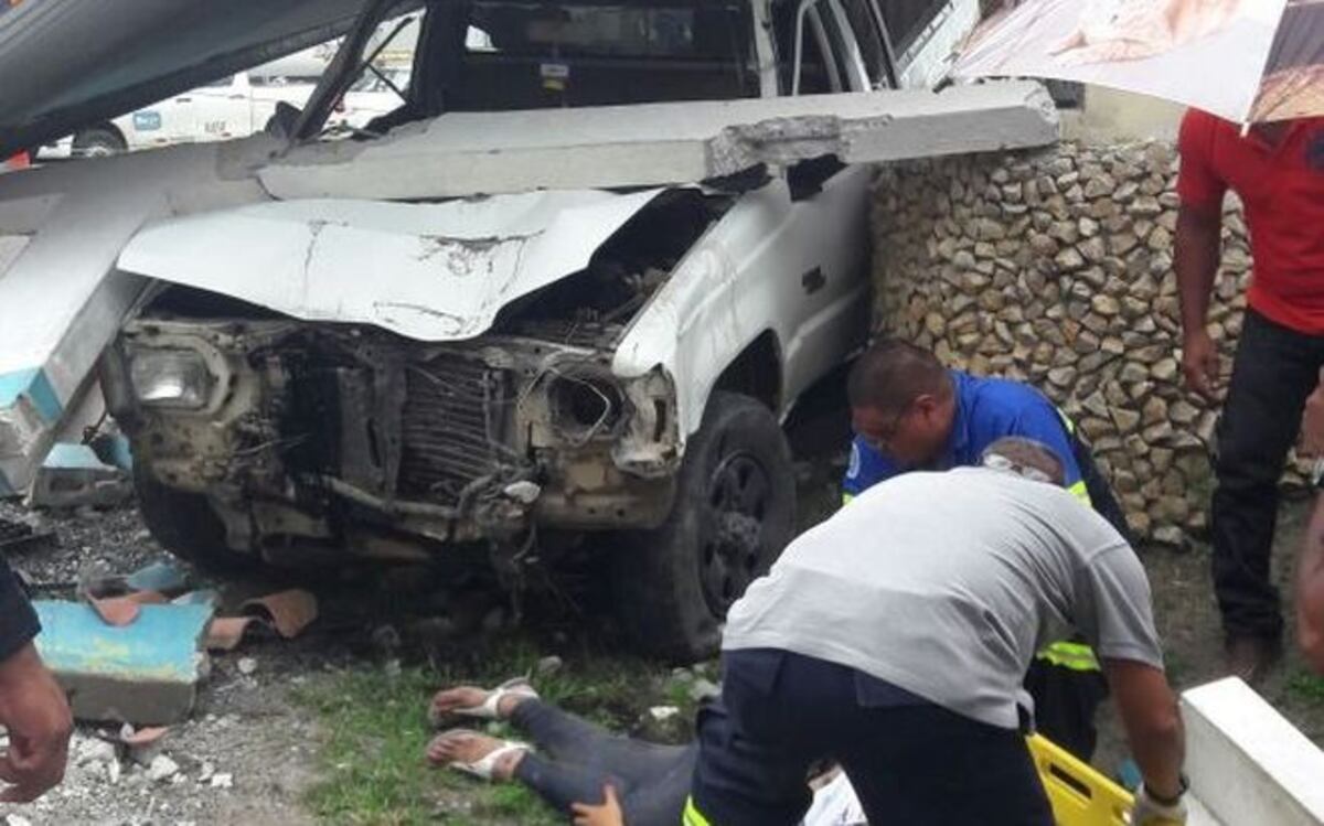 Conductor choca contra una parada, mata a una señora y deja varios heridos