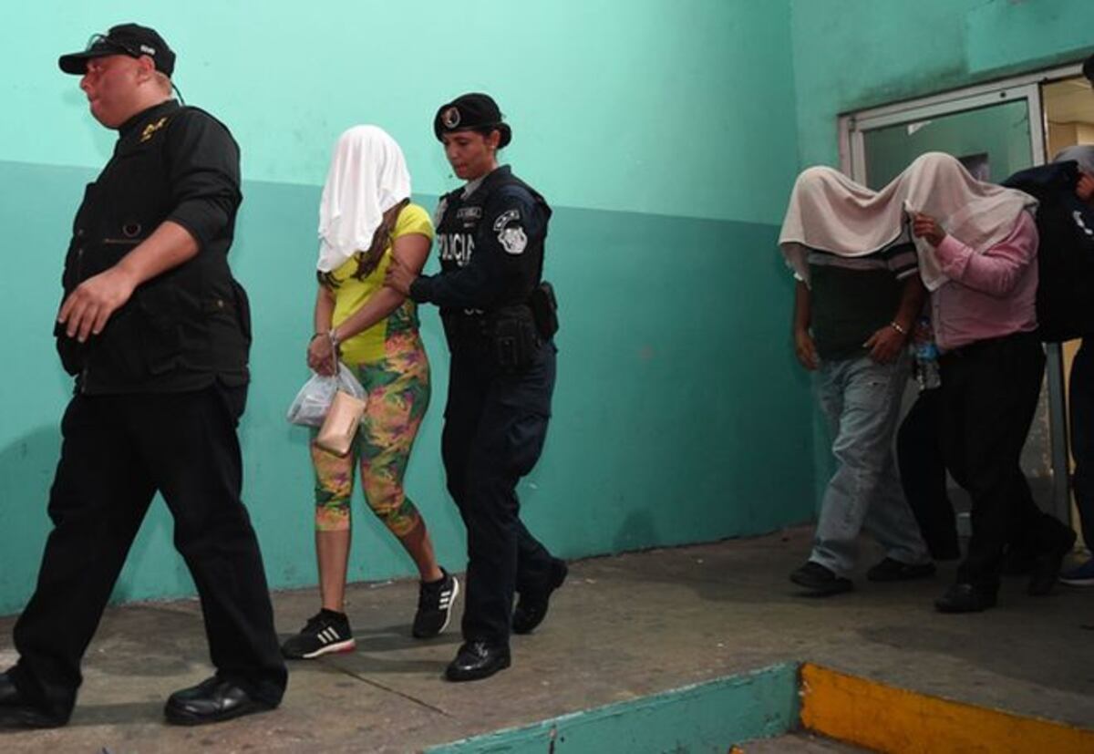 VIDEO | HASTA LA GUACHA. Esposado se llevan al alcalde. Le formulan cargos.