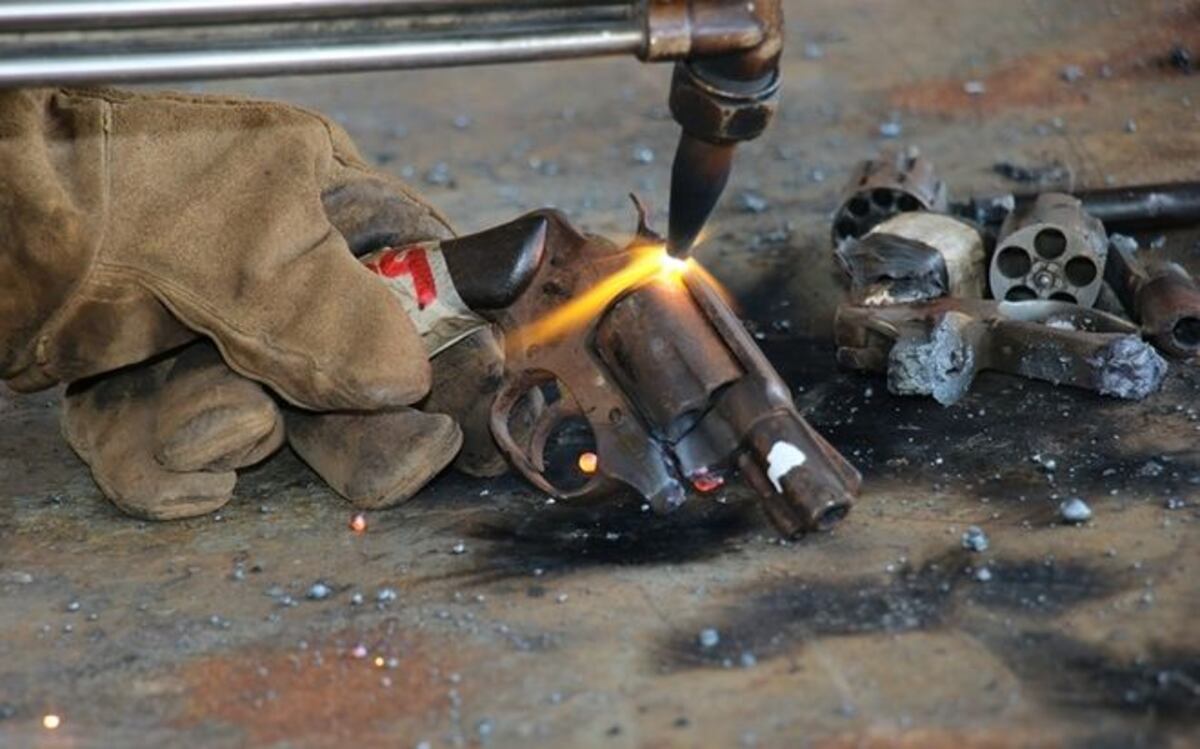 Policía destruye más de mil armas