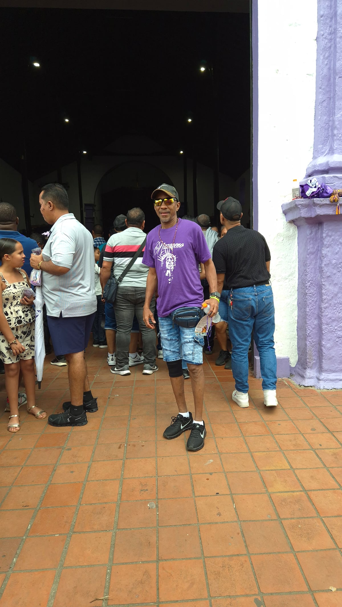 Entre lluvia y promesas: dos devotos que no fallan al Nazareno