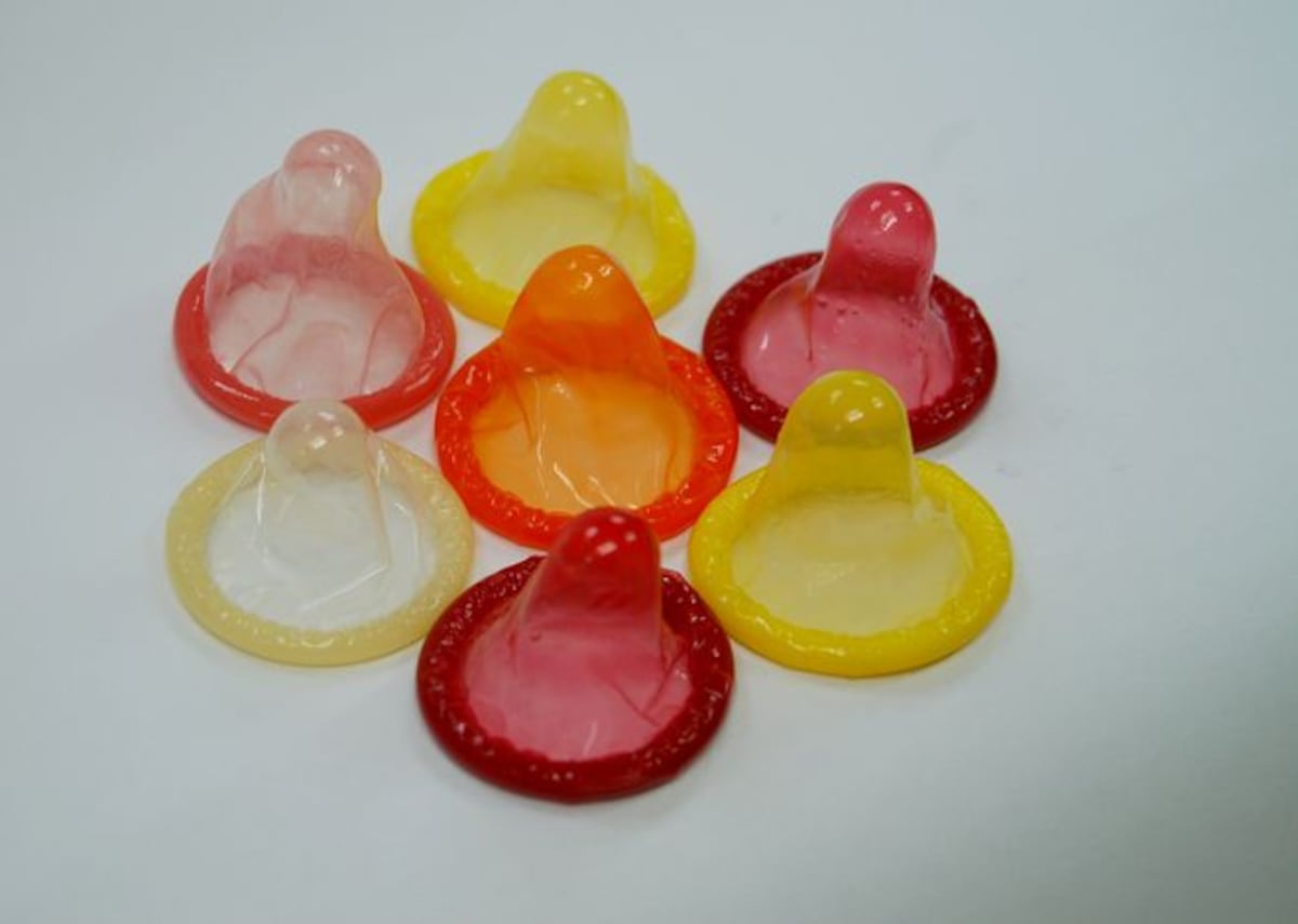 Médico argentino asegura que el condón no protege del VIH y lo contradicen