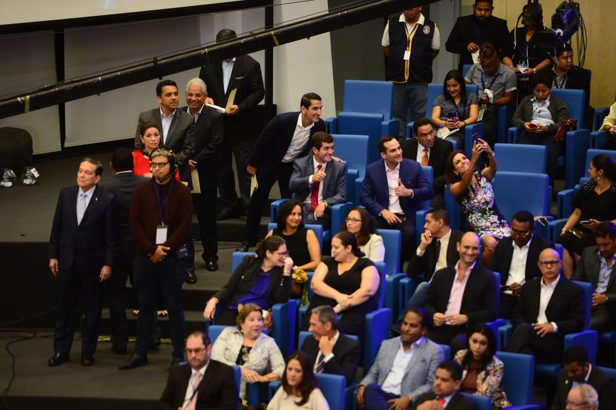 Menos pullas y más promesas en el tercer debate de candidatos presidenciales