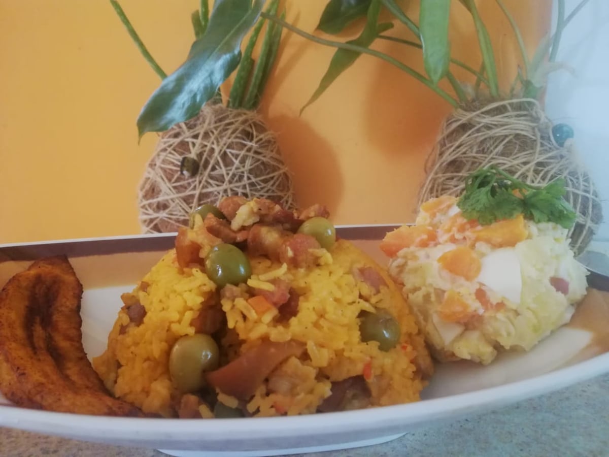 ¿Se te antoja un plato de “Allá onde uno”?. Chequea la receta del arroz con puerco ahumado y vegetales