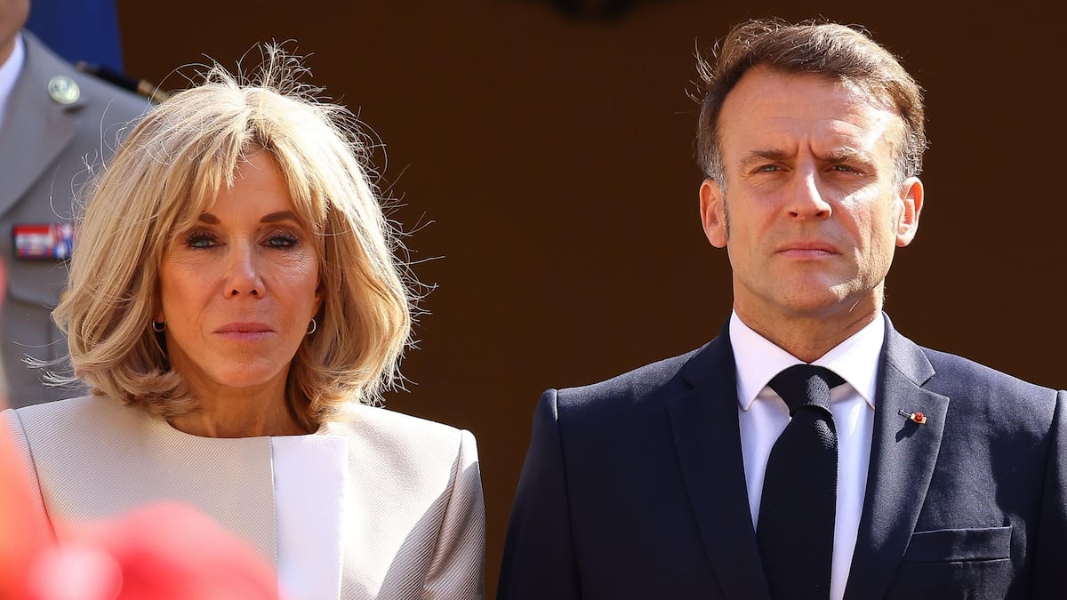 Macron estalla y demanda por difamación a influencer que dijo que su esposa Brigitte nació hombre
