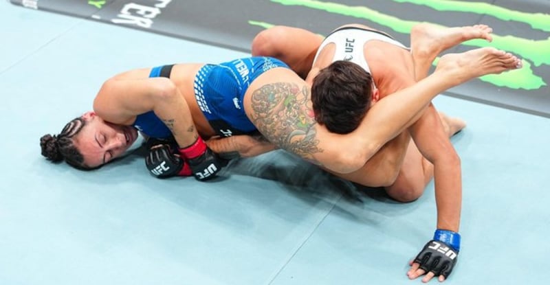 Casey O’Neill firma un armbar acrobático y rinde a Eduarda Moura en UFC 331