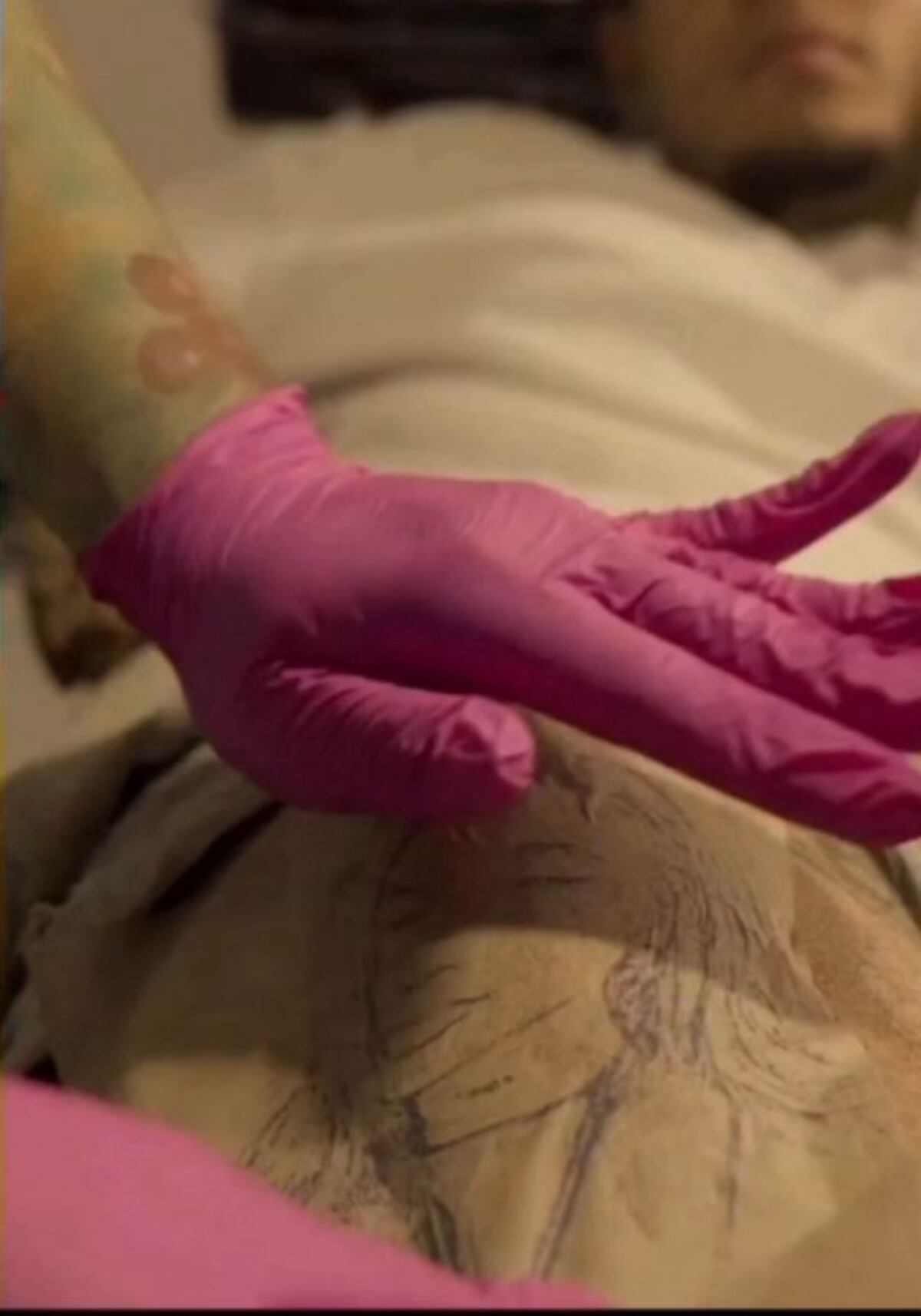 El ‘Tachi’ enamorado se tatúa y lanza su nueva música ‘Marbella’