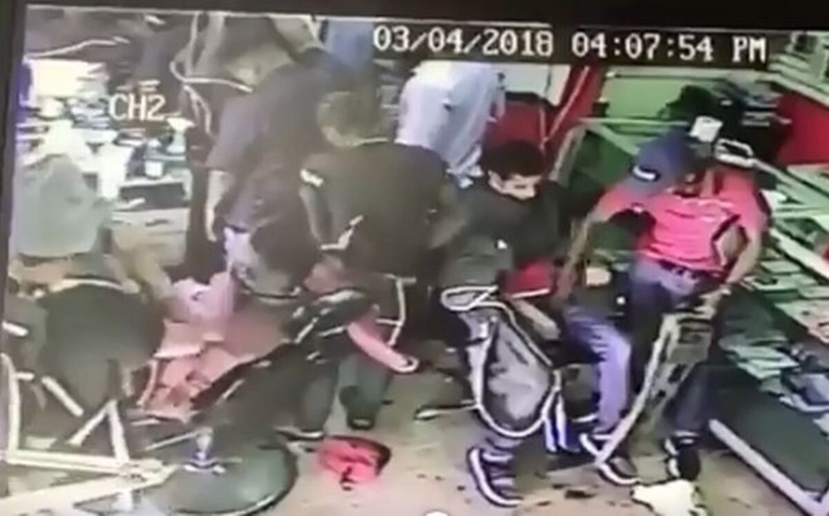 VIDEO| Asaltan una barbería y se llevan hasta las zapatilllas de los clientes