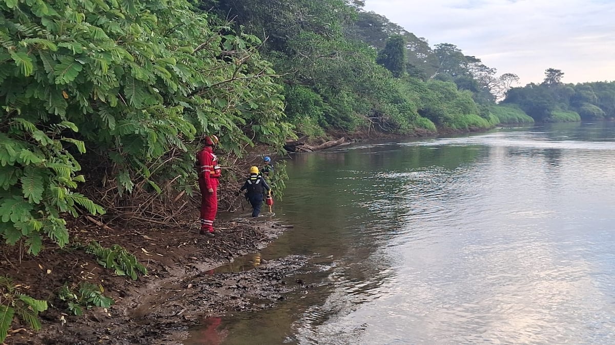 Bomberos recorren el río Santa María en busca de menor desaparecida de 13 años