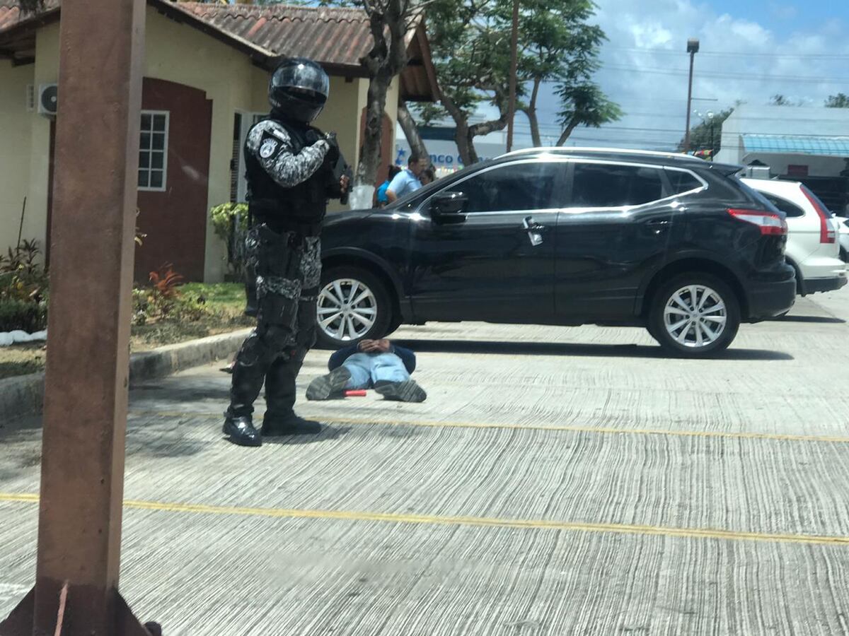 Asaltantes atacan a billeteras justo antes del sorteo, en Brisas. Capturan a dos