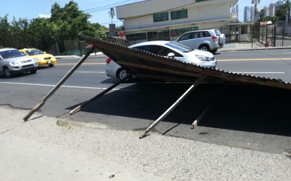 AY, POR DIOS! Parada se desploma mientras esperaban el bus | VIDEO