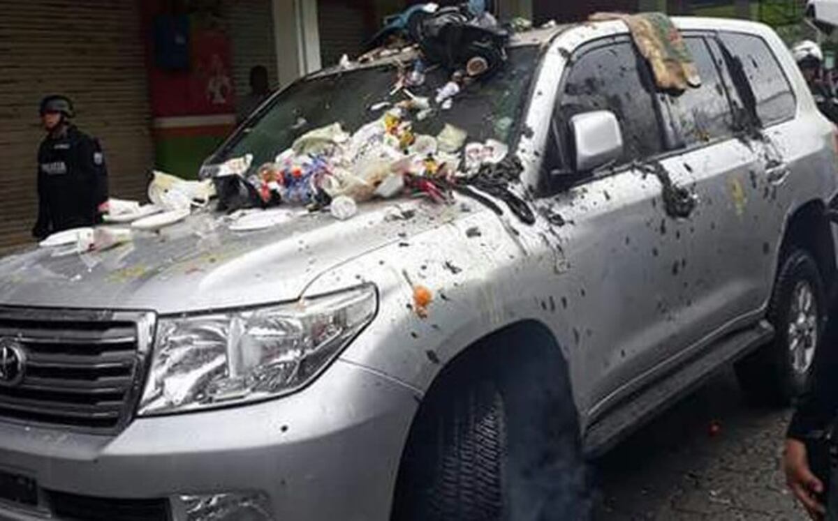 En fotos | Así quedó el auto donde se trasladaba el expresidente 