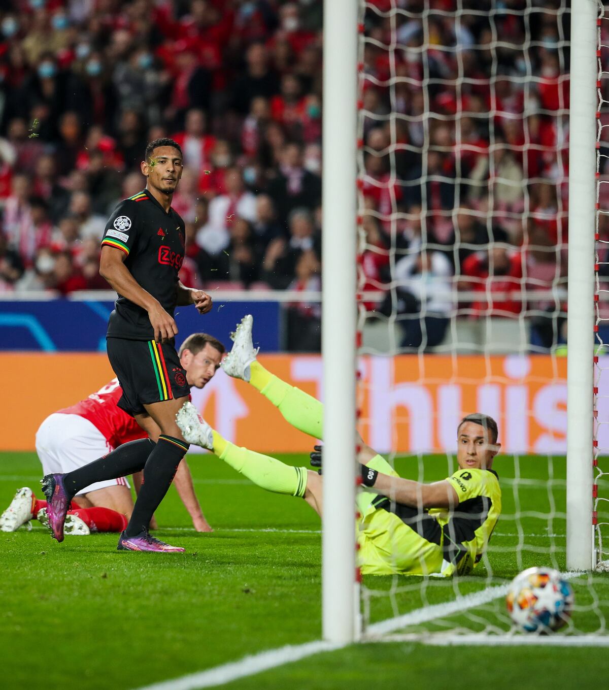 De villano a héroe. Goleador de la Champions la metió en propia puerta y en minutos tapó su error