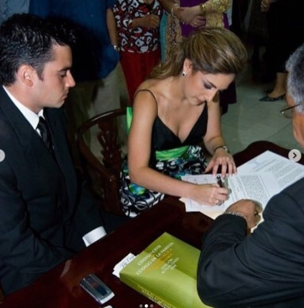 Esposa de Gaby Carrizo marca territorio. Con beso apasionado celebran 11 años de matrimonio. Videos